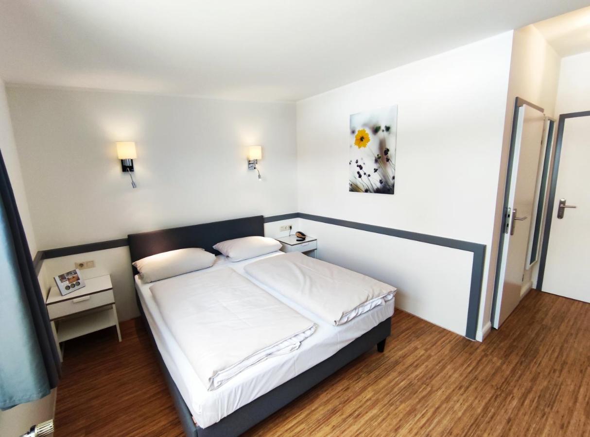 Schaefers Hotel, Self-Check-In, Cafe Und Baecker Am Hotel 弗希塔 外观 照片